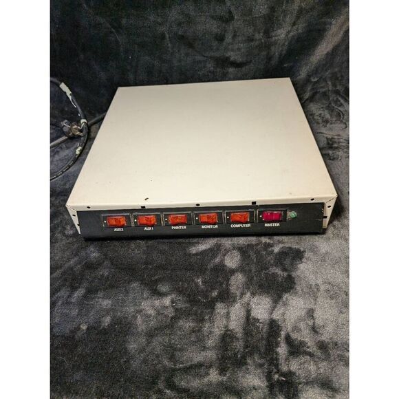 Vintage surge protector w/ 5 outlets